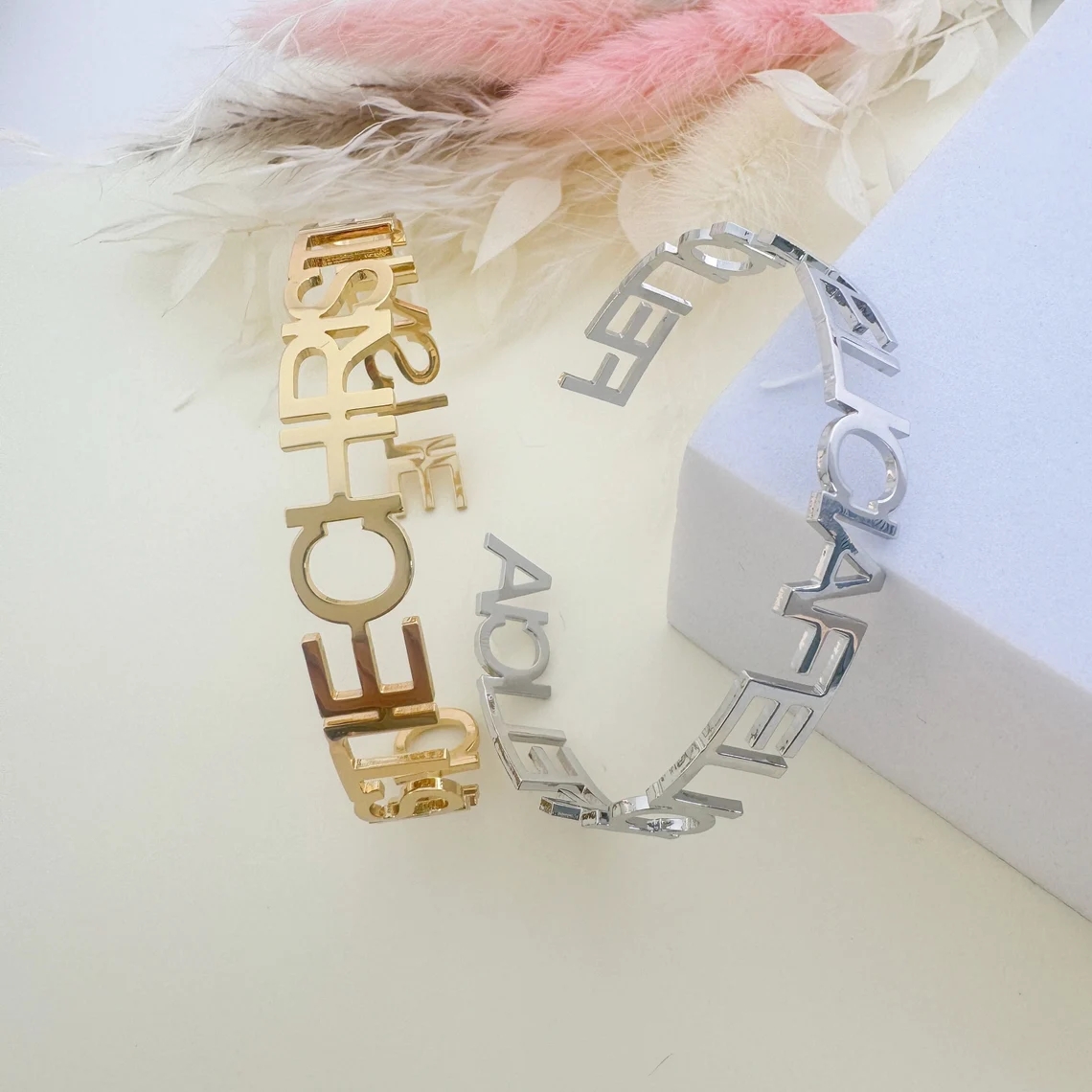 Gepersonaliseerde aangepaste k - Cuff Bangle Bracelet recensie en prijs